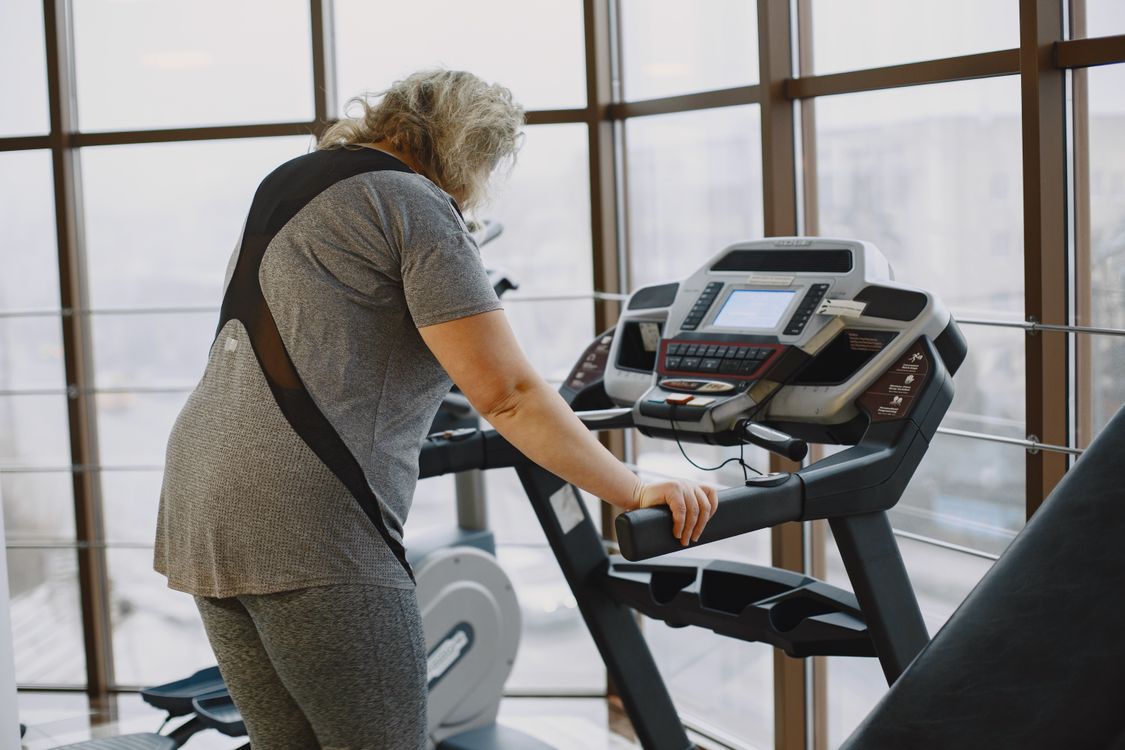 手すりを掴みながらランニングマシンを使う様子